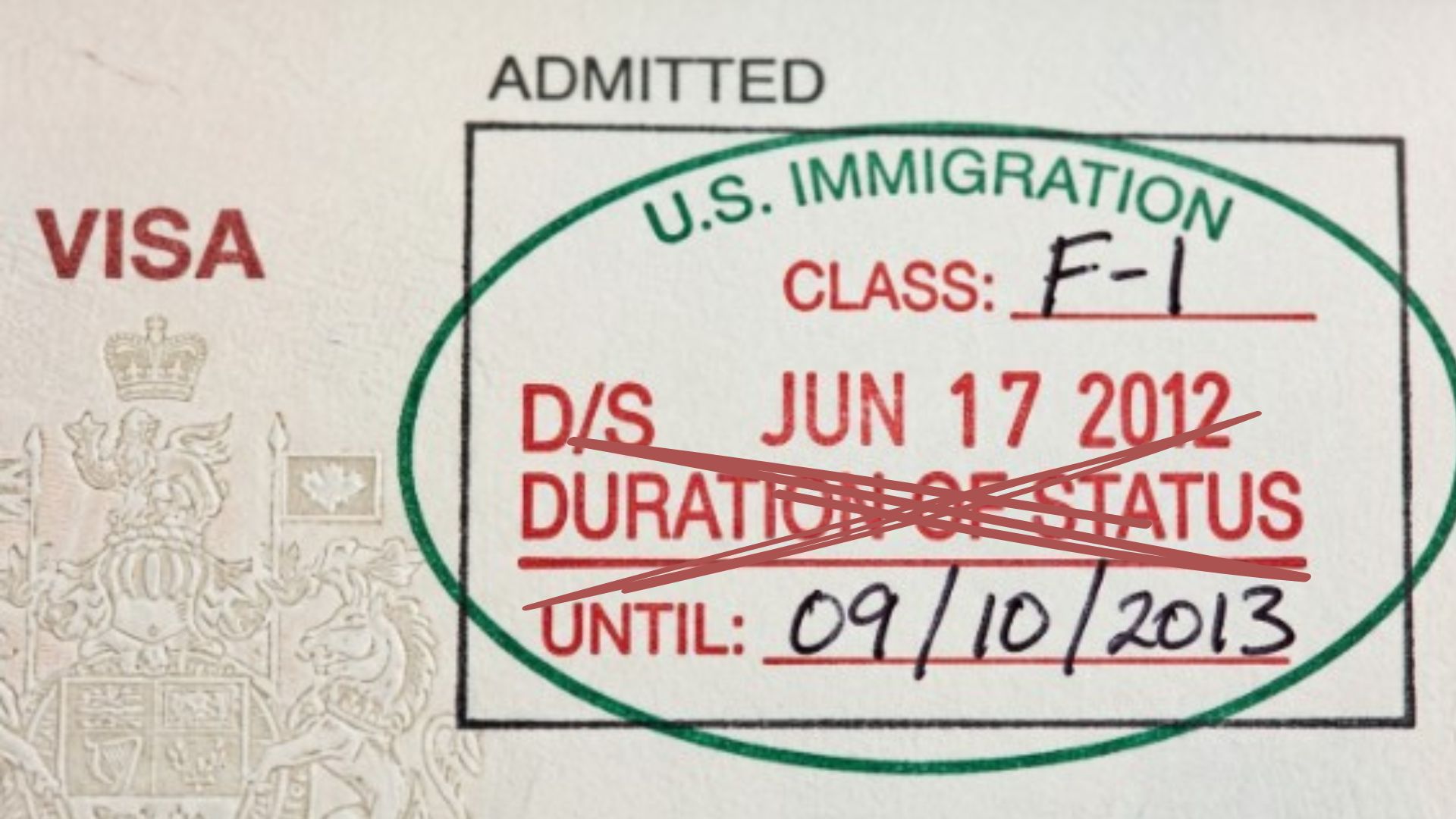 Placa externa do Serviço de Cidadania e Imigração dos Estados Unidos (USCIS), exibindo o selo do Departamento de Segurança Interna (DHS), em um edifício com fachada de vidro