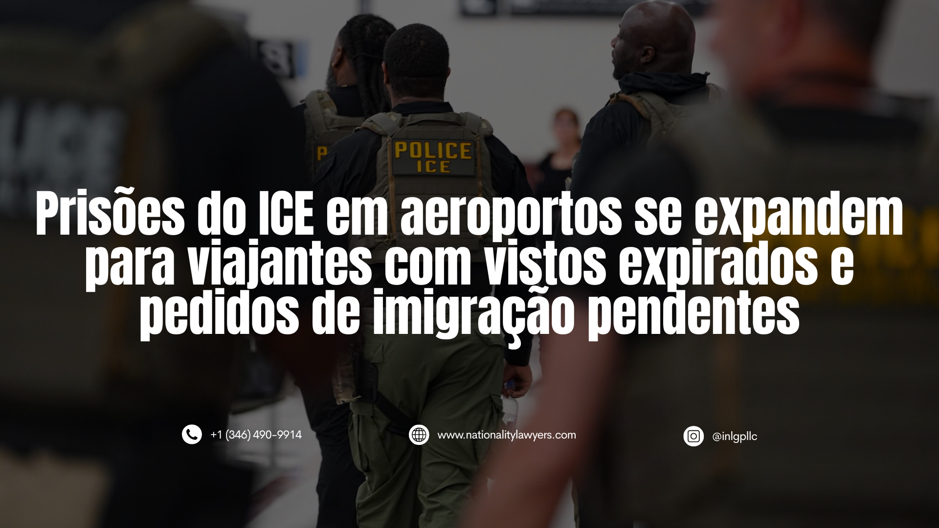 Imagem escurecida de agentes do ICE caminhando por um terminal de aeroporto, com o texto: “Prisões do ICE em aeroportos se expandem para viajantes com vistos expirados e pedidos de imigração pendentes”, além das informações de contato da INLG.
