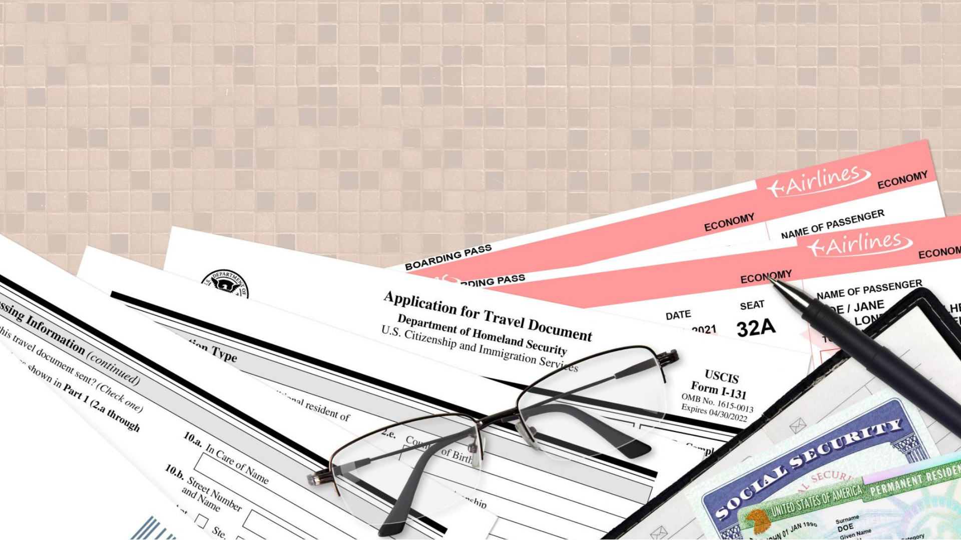 Documentos de imigração dos EUA, incluindo um formulário de solicitação de documento de viagem e formulário do USCIS, acompanhados de cartões de embarque, óculos, caneta e um cartão de Seguro Social.