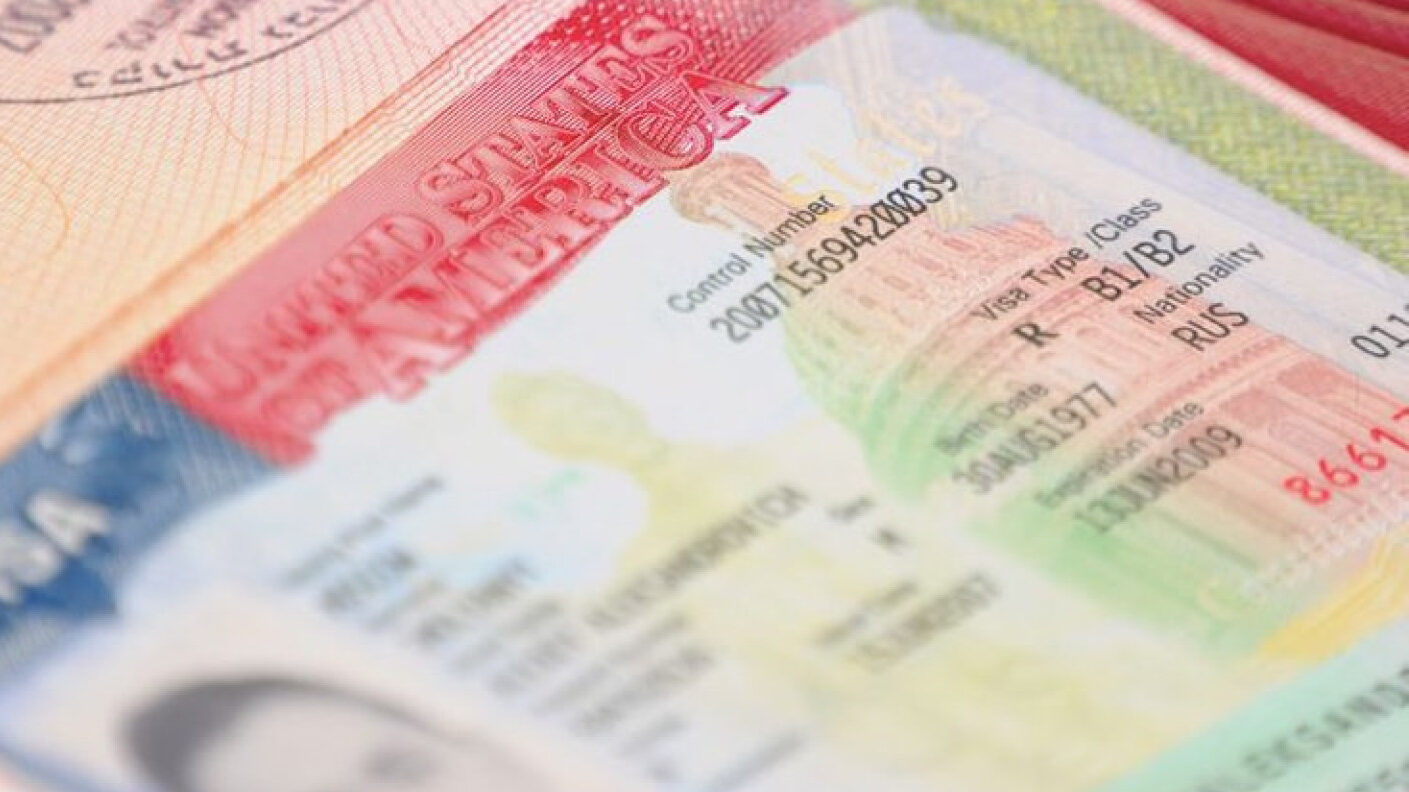 Imagem em close de um visto americano B1/B2 em um passaporte, destacando detalhes do documento de viagem e autorização de entrada nos Estados Unidos.
