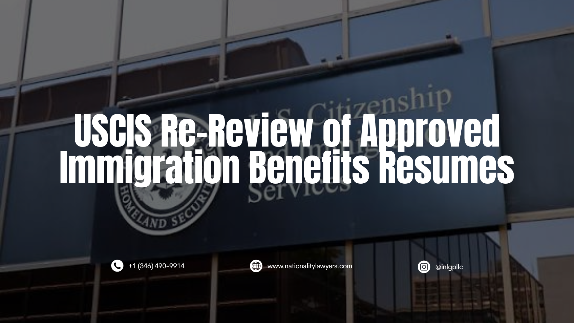 Imagem de divulgação com a fachada do U.S. Citizenship and Immigration Services (USCIS) ao fundo e o título “USCIS Retoma Reavaliação de Benefícios Imigratórios Aprovados” em destaque.