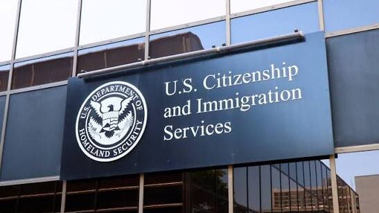 Fachada de um prédio do U.S. Citizenship and Immigration Services (USCIS), com o logotipo do Department of Homeland Security e o nome da agência em destaque em uma placa azul.