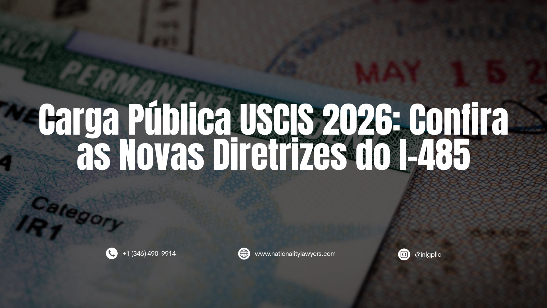 Imagem informativa com o texto principal "Carga Pública USCIS 2026: Confira as Novas Diretrizes do I-485". Ao fundo, desfocado, há o detalhe de um documento de residência permanente dos EUA.