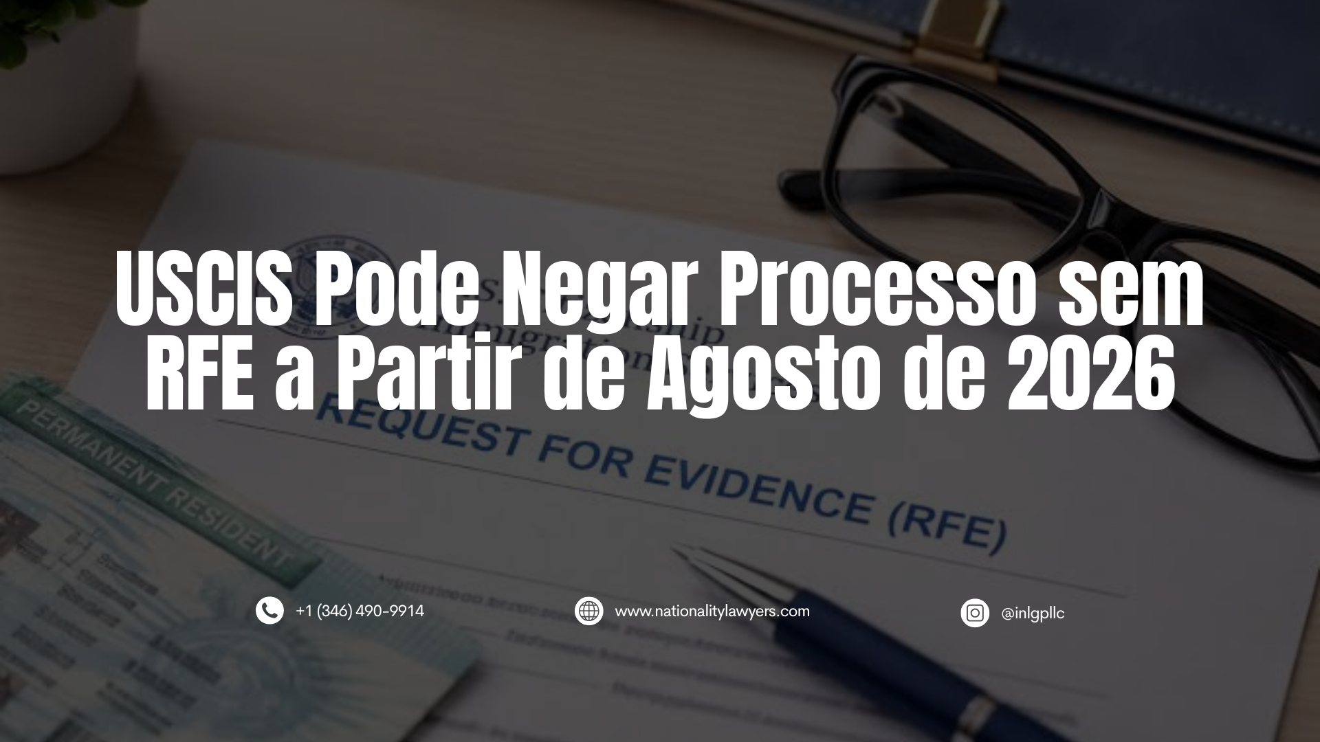 Imagem de um documento de Request for Evidence (RFE) do USCIS, acompanhado de um Green Card e óculos, com o texto “USCIS Pode Negar Processo sem RFE a Partir de Agosto de 2026”.