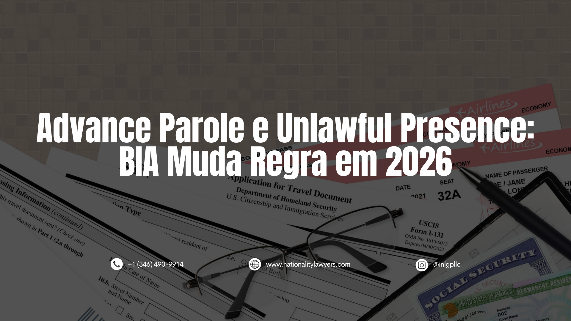 Imagem com documentos de imigração dos EUA, incluindo um formulário de solicitação de documento de viagem, passagens aéreas e um passaporte, com o título “Advance Parole e Unlawful Presence: BIA Muda Regra em 2026”.