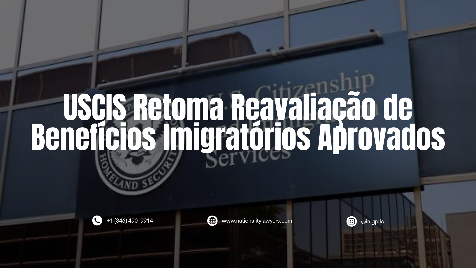 Imagem de divulgação com a fachada do U.S. Citizenship and Immigration Services (USCIS) ao fundo e o título “USCIS Retoma Reavaliação de Benefícios Imigratórios Aprovados” em destaque.