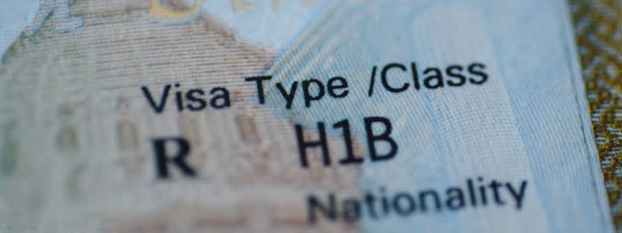 Imagem em close de um visto americano H-1B em um passaporte, mostrando informações do tipo de visto e categoria de nacionalidade.